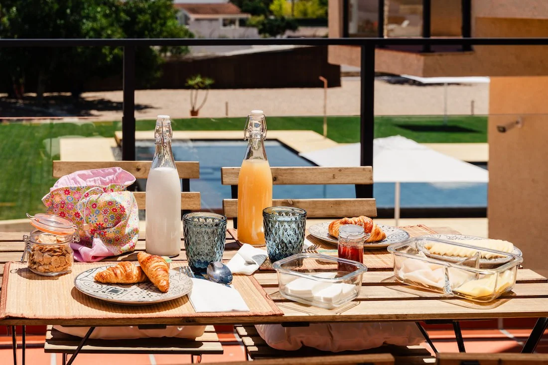 Villa dos R's - Pequeno almoço no terraço com vista para a piscina