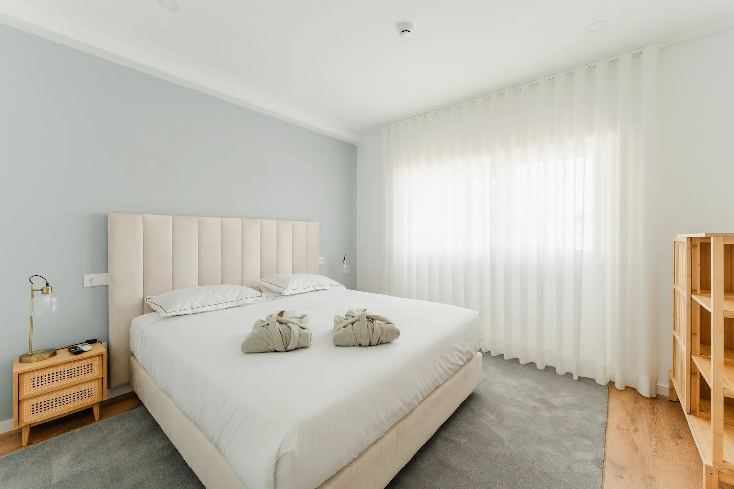 Apartamento com vista para piscina - 106 - Quarto e cama de casal