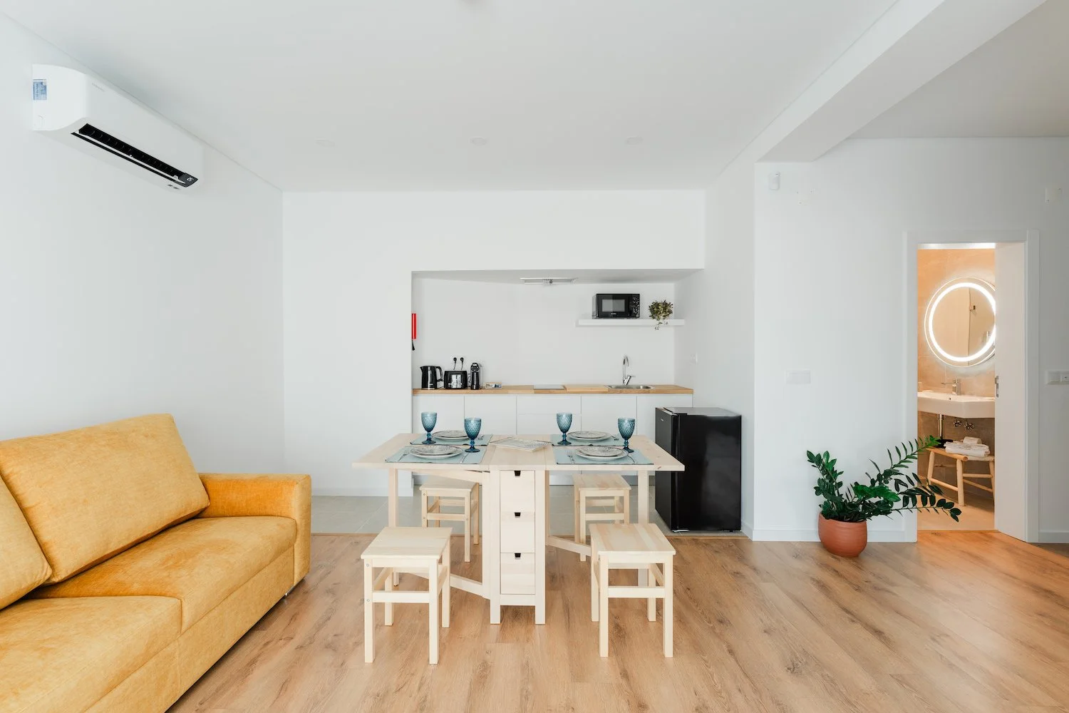 Apartamento com vista para piscina - 106 - Kitchenette e sala de jantar