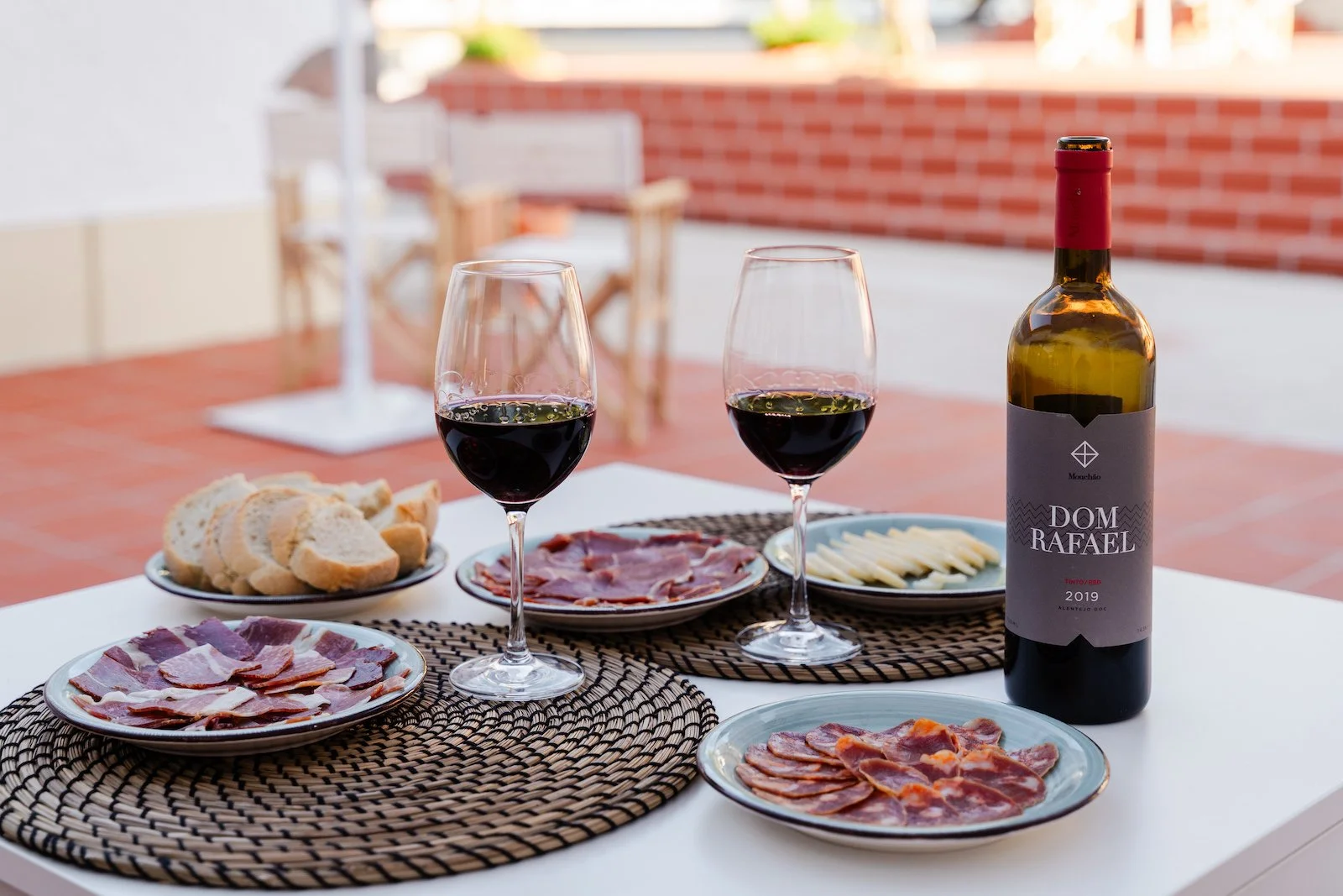 produtos regionais do Alto Alentejo: vinho, enchidos e queijos, numa esplanada