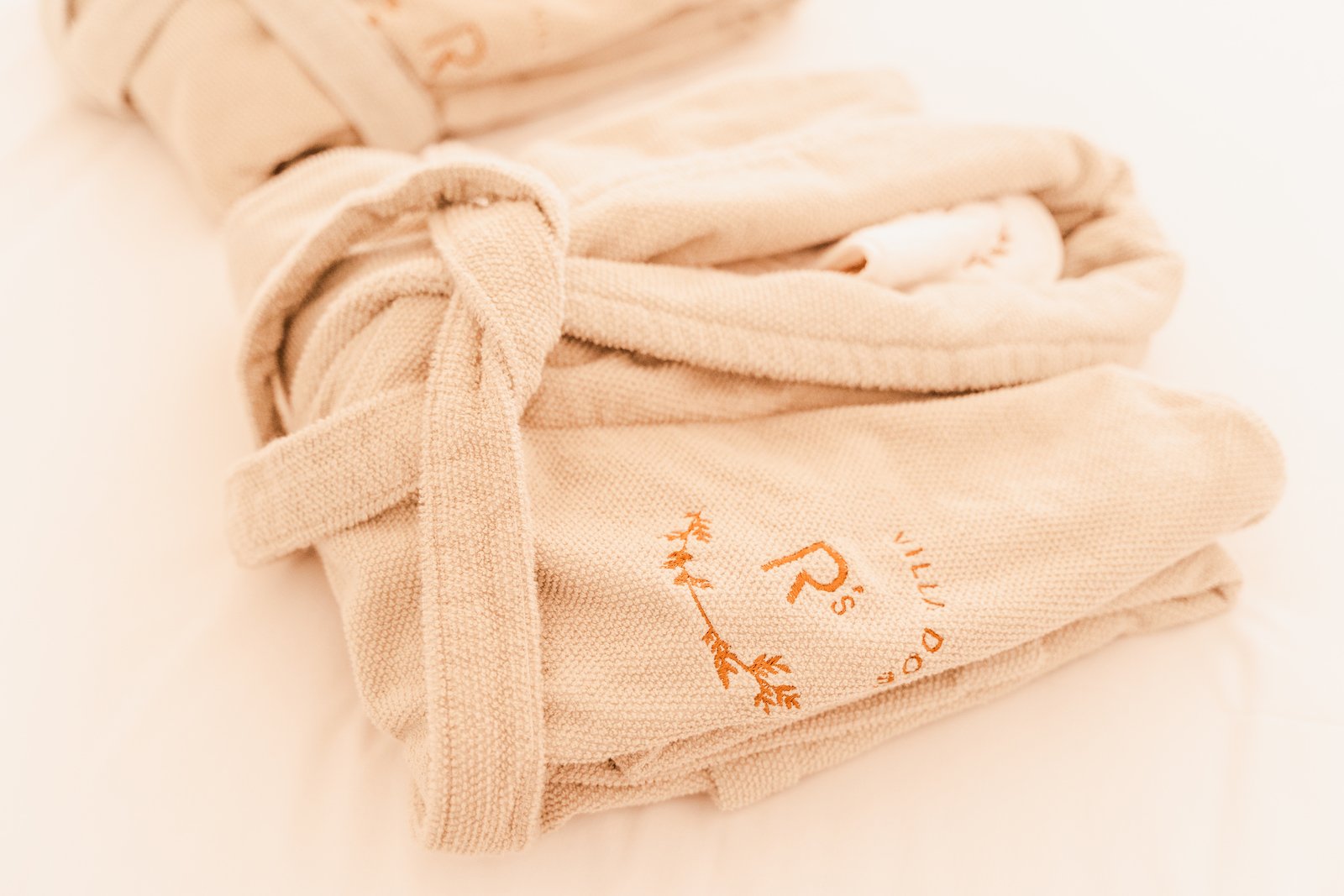 Detalhe dos robes de banho da Villa dos Rs