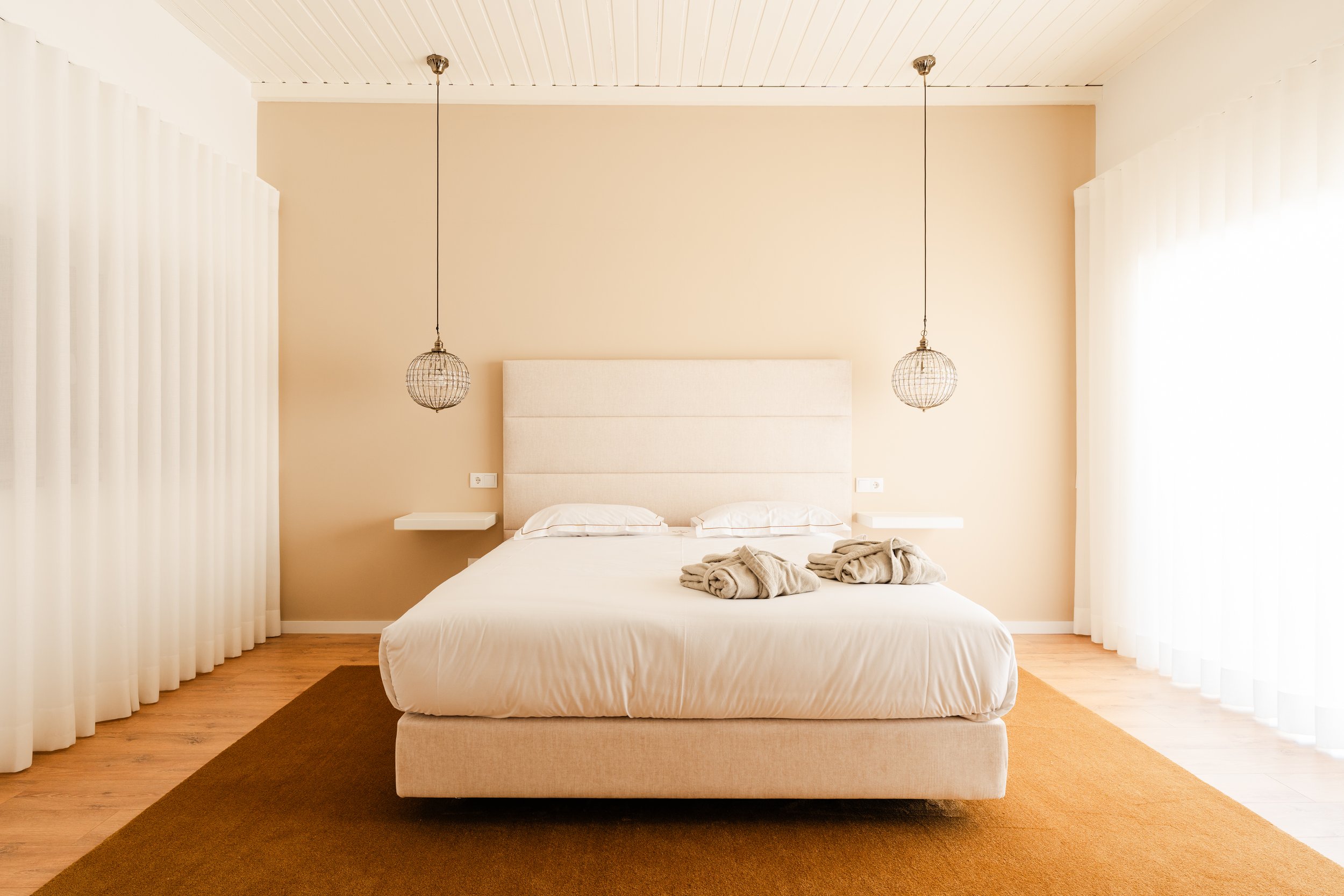 Suite luminosa com cama de casal