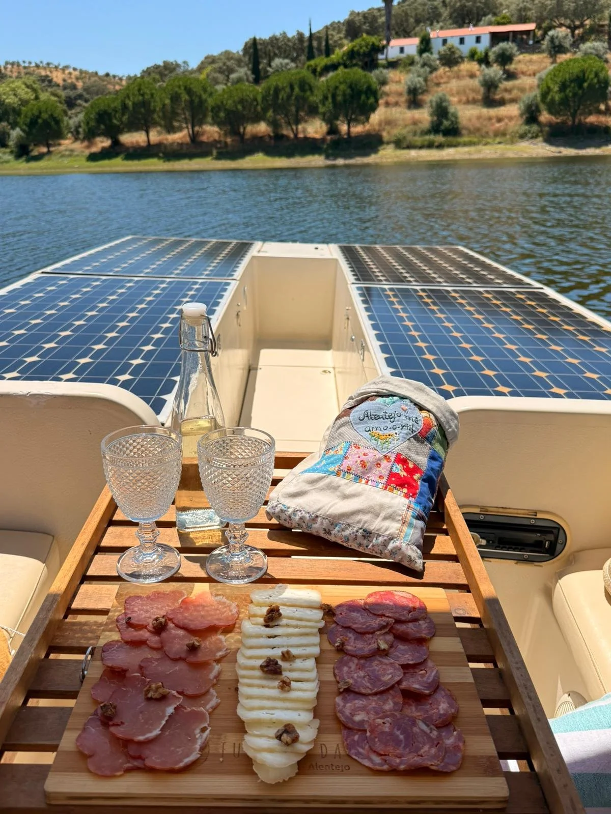 Passeios de barco electro-solar Barragem Maranhao