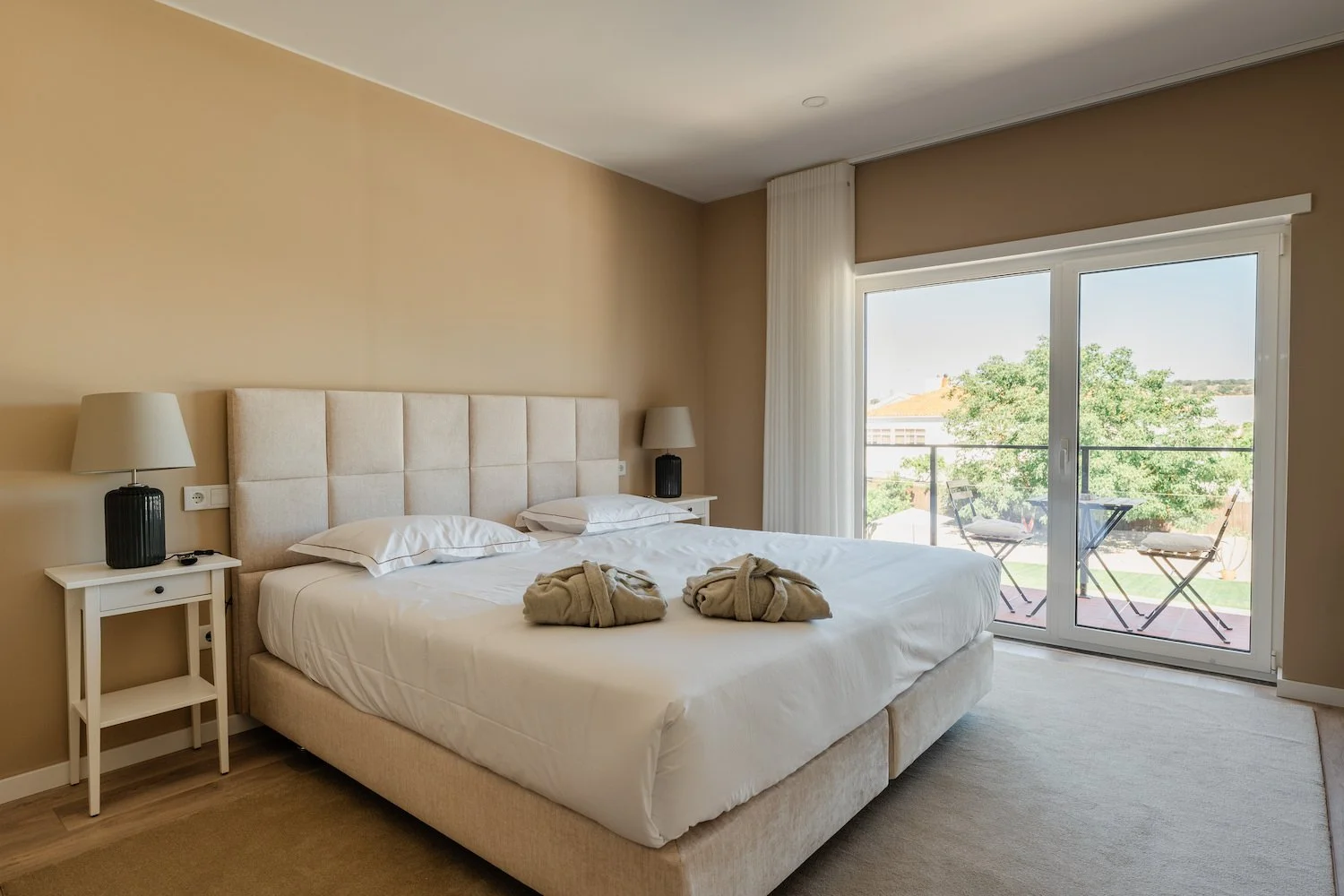 Suite Junior com vista para a piscina - Cama e varanda