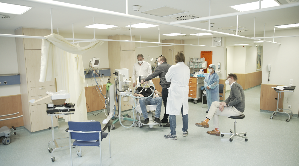 Ärzte und Pflegepersonal behandeln einen Patienten auf einer Intensivstation im Krankenhaus.