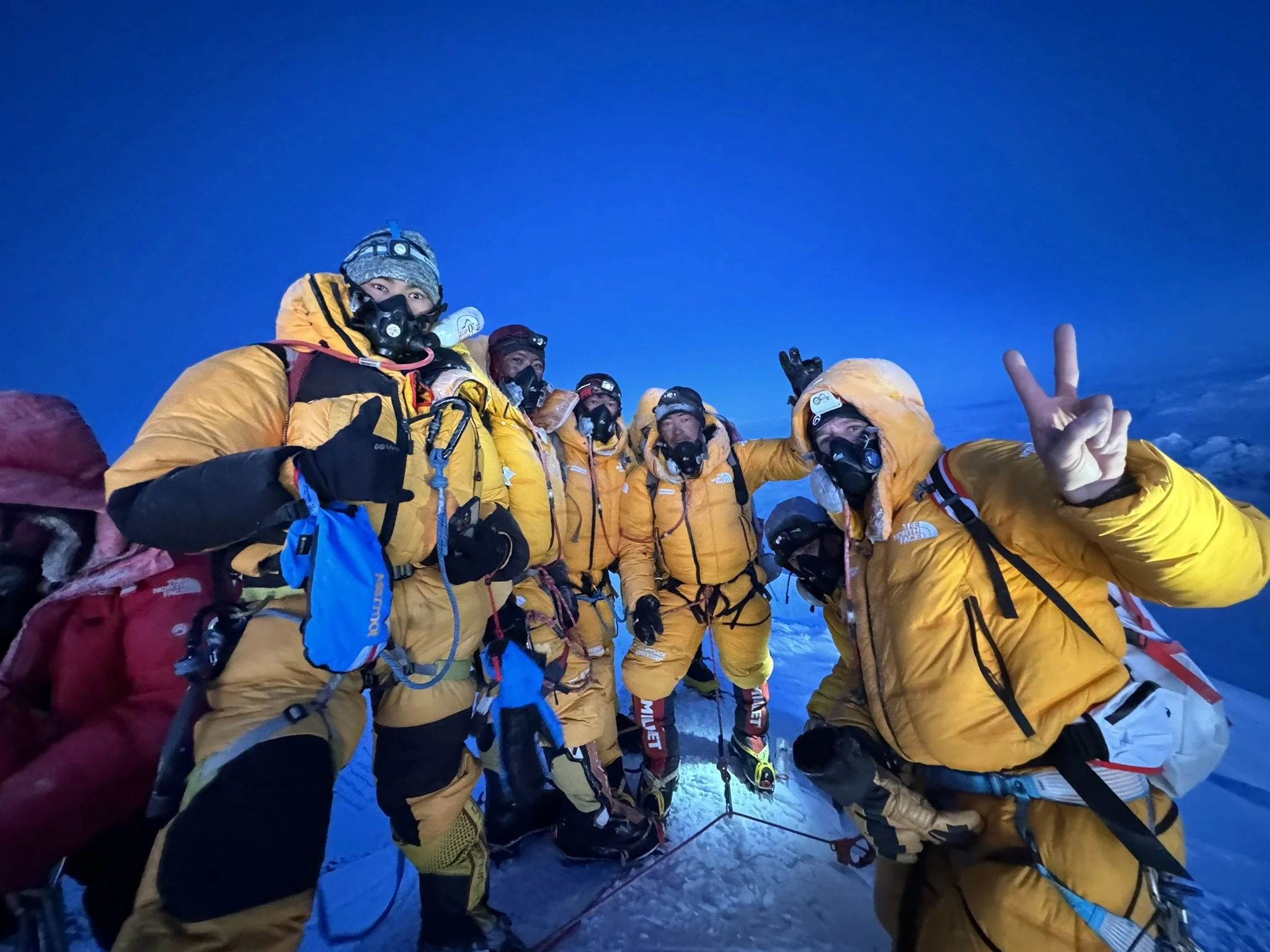 Gruppen von Bergsteigern Gipfel vom Mount Everest, akklimatisiert mittels Xenon Therapie und Vorakklimatisation.