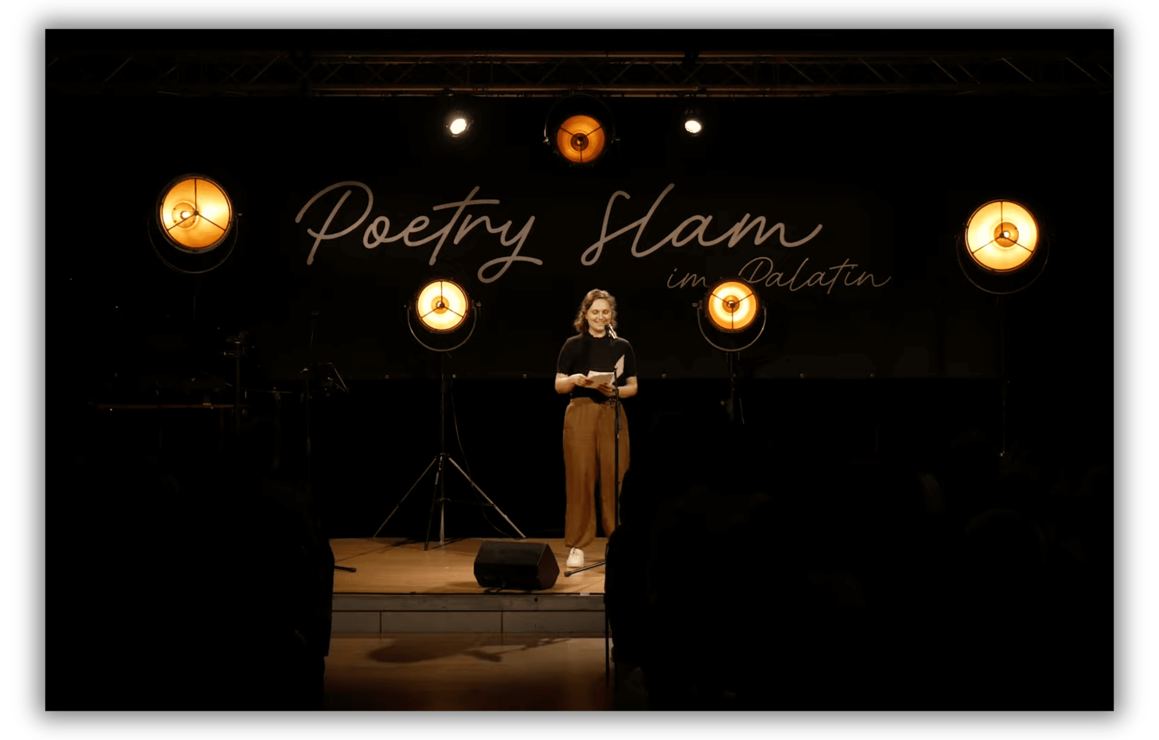 Alexandra Polunin tritt auf einem Poetry Slam in Wiesloch auf