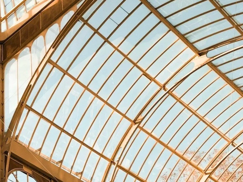 Estructura de un techo de cristal con marco metálico en un edificio moderno