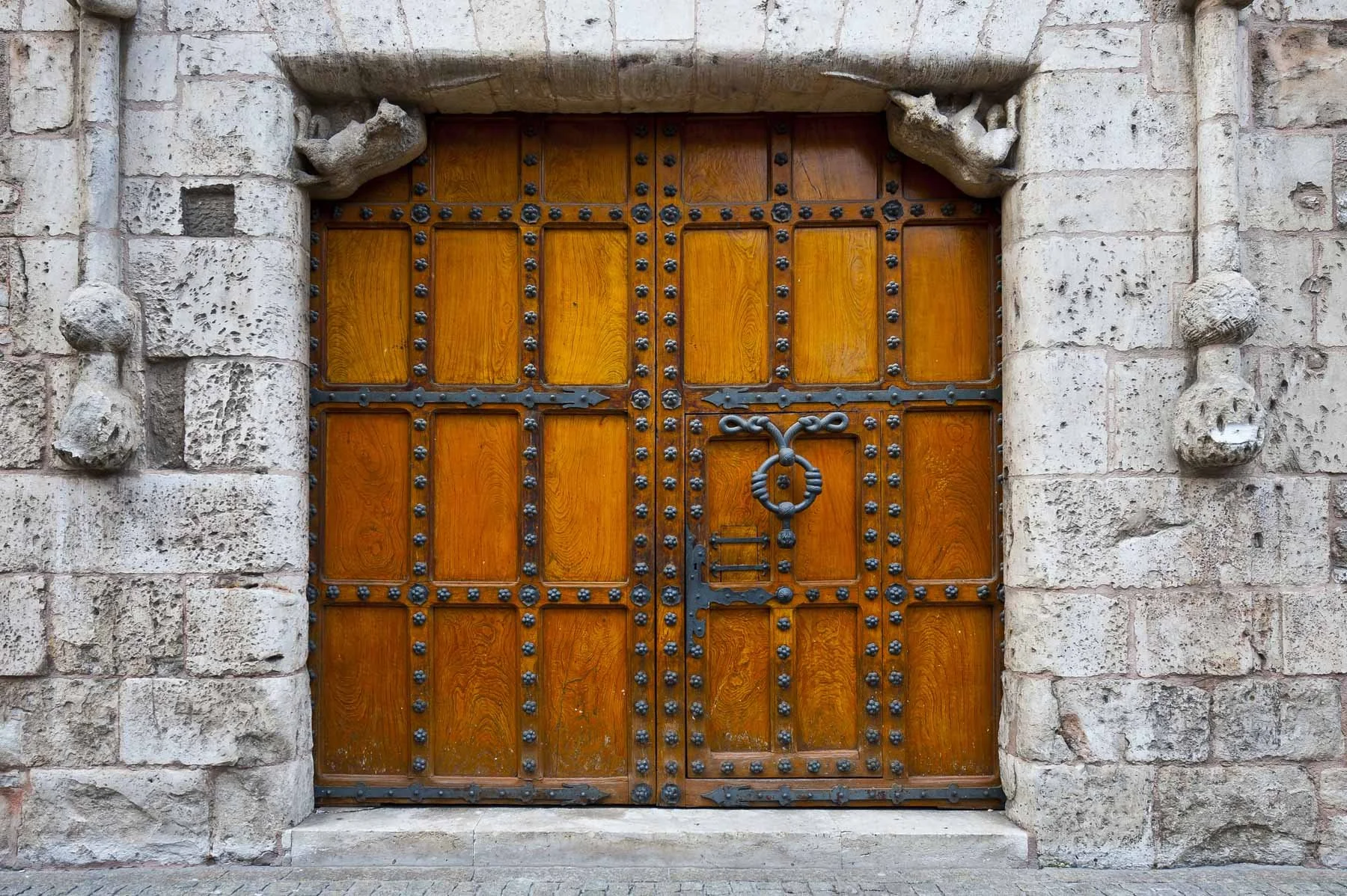 Techo de una estructura de vidrio con arcos de acero dorado