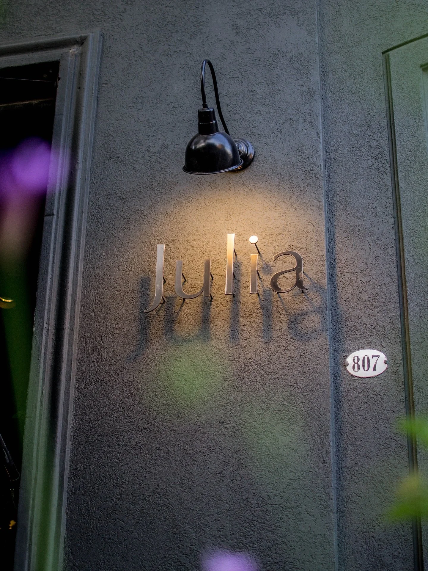 En Julia pasa algo simple: la gente ve el cartel y saca el celu. Porque no es solo un cartel&hellip; es la forma de decir &ldquo;llegu&eacute; a Julia&rdquo;. Es parte de la experiencia, parte del ritual de estar ah&iacute;.
Un detalle que dej&oacute