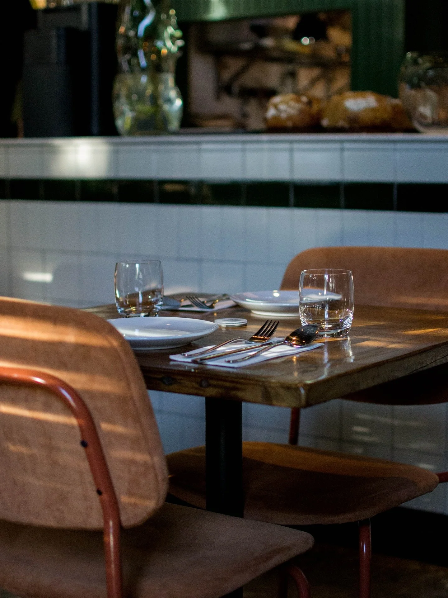 Un lugar con identidad deja de competir por precio o por ubicaci&oacute;n. Cuando tu restaurante se siente &uacute;nico, los clientes no vienen solo a comer.
Vienen por la experiencia, por el recuerdo, por c&oacute;mo los hace sentir.

Eso que muchos