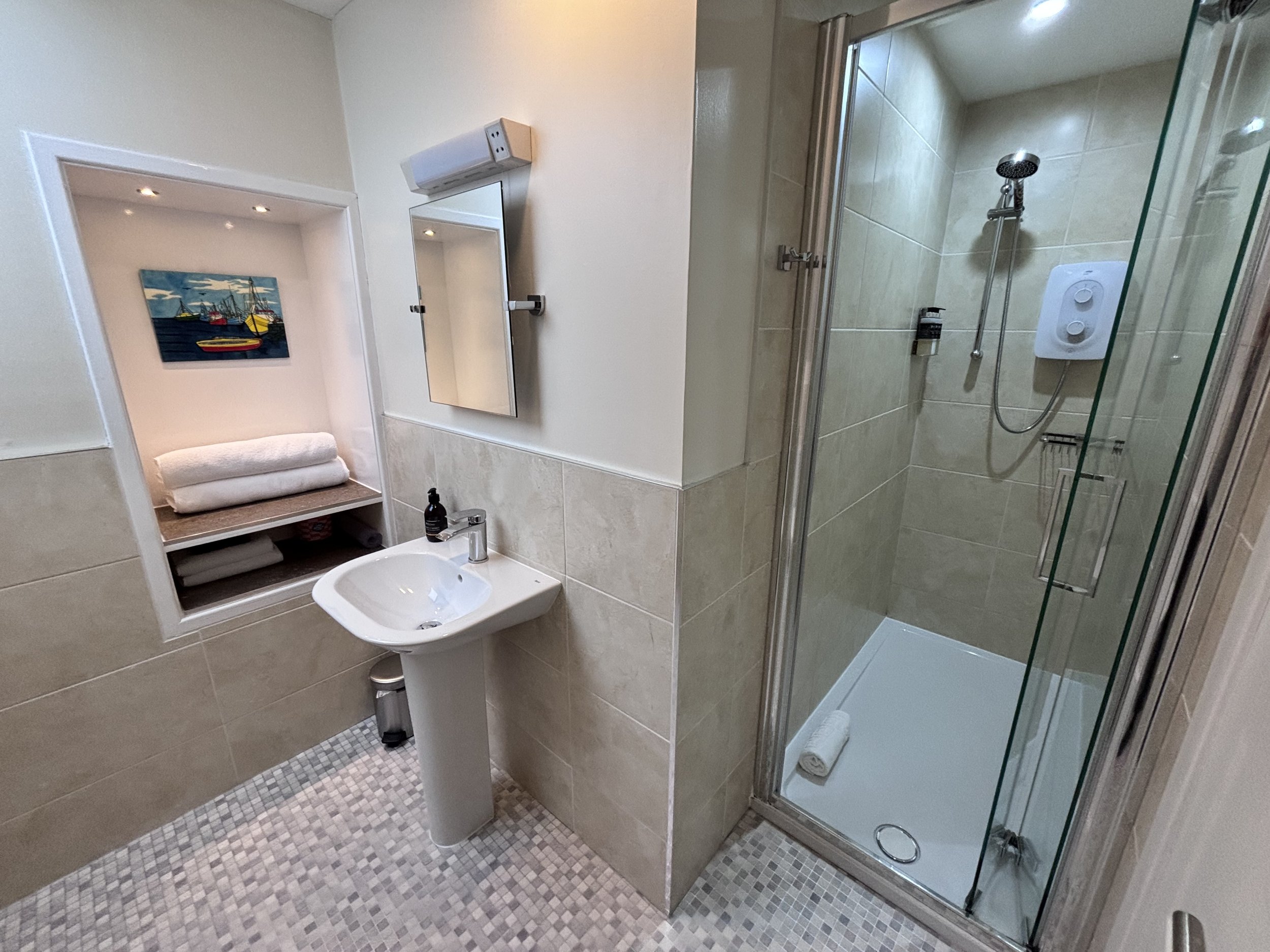 Room 4 bathroom1.jpg