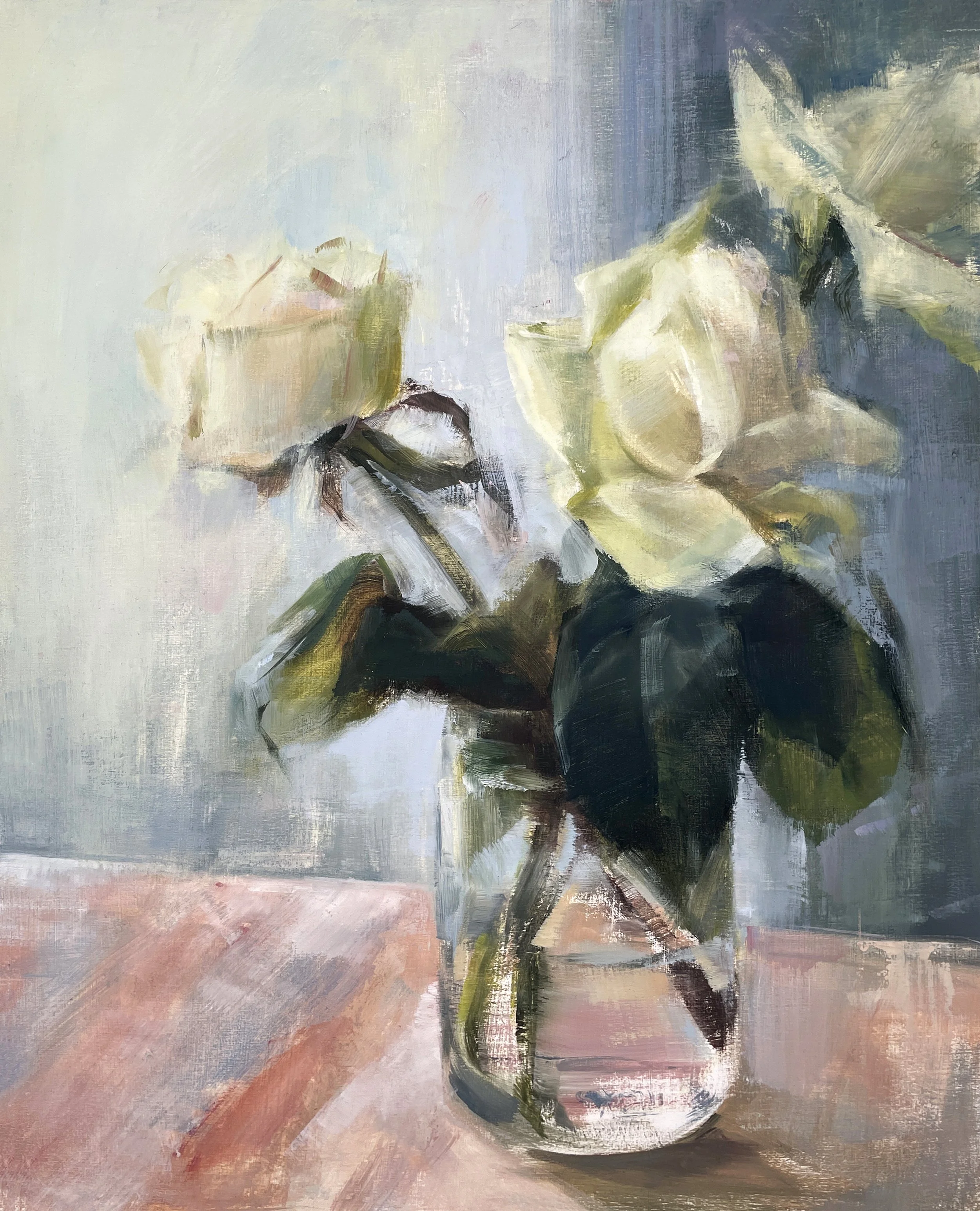 Ölgemälde eines Blumenstraußes mit weißen Rosen in einer transparenten Vase auf einem Tisch mit Pastellfarben