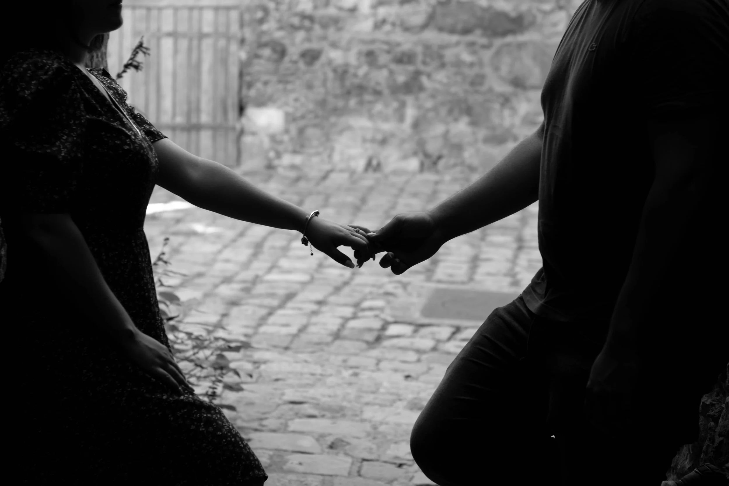 mains tendues l'une vers l'autre noir et blanc couple