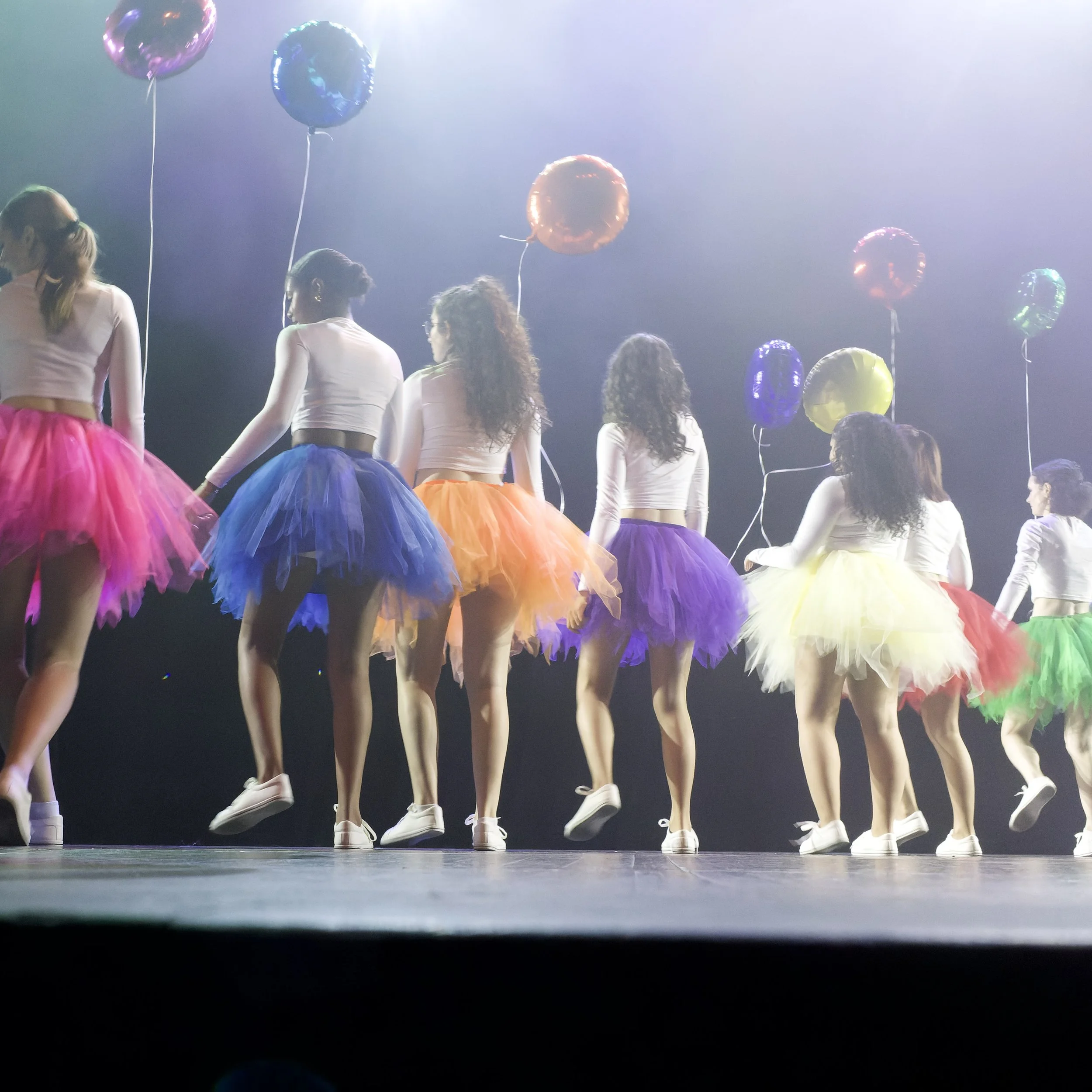 danseuses de dos tulles et ballons de couleurs gala de danse association