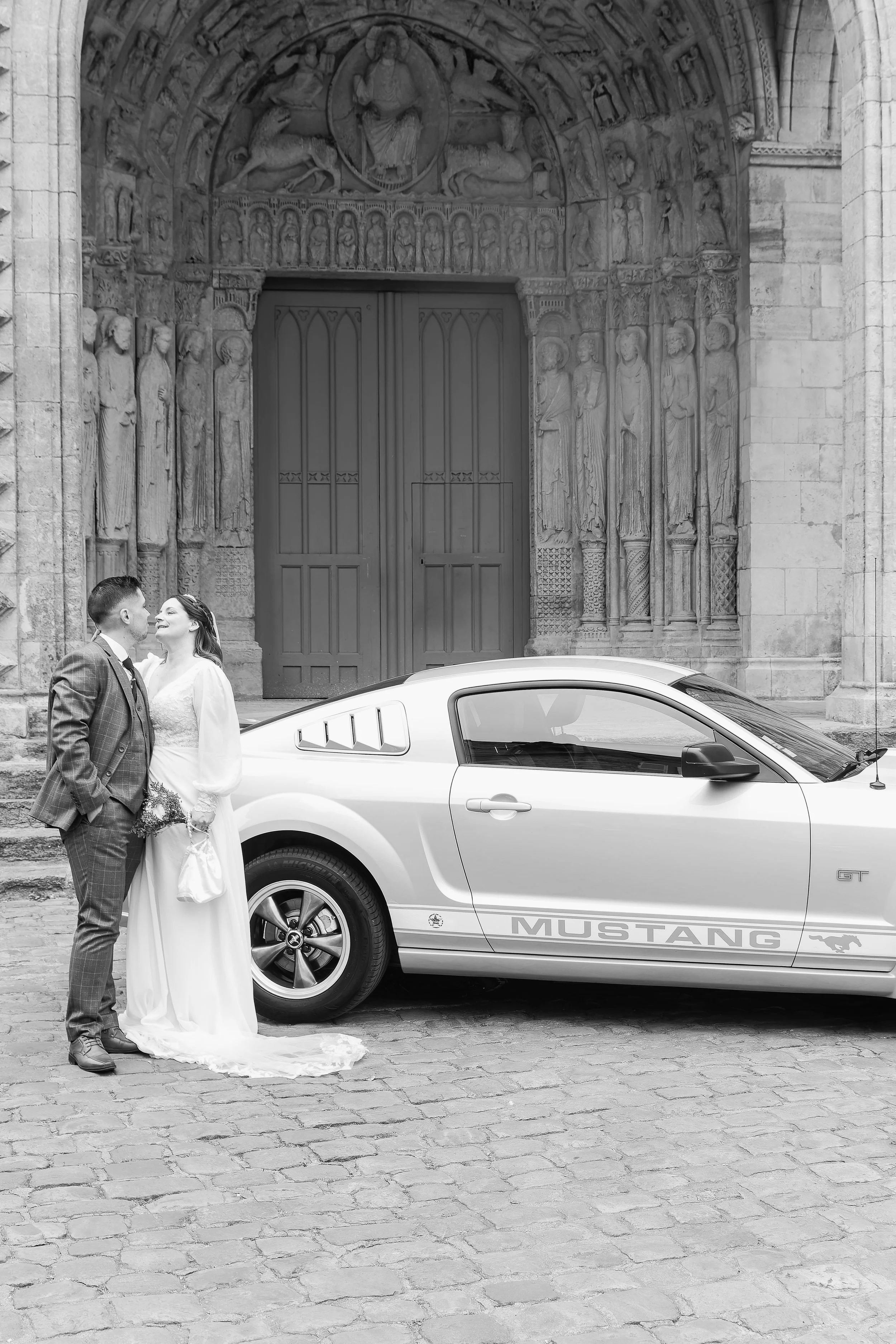 couple de mariés photographiés devant la cathédrale dans Le Mans