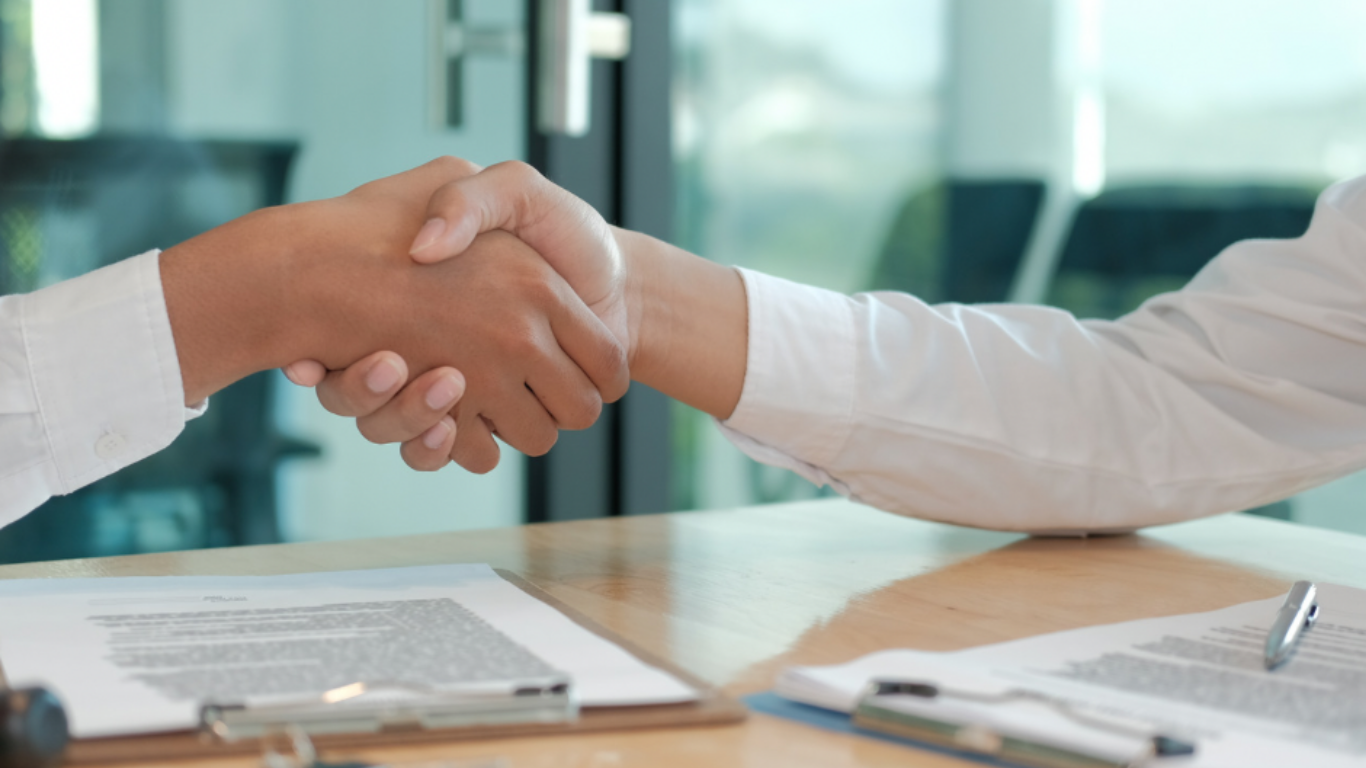 Beratungsgespräch zur Senkung von Stromkosten - Energieberatung für Unternehmen in Österreich