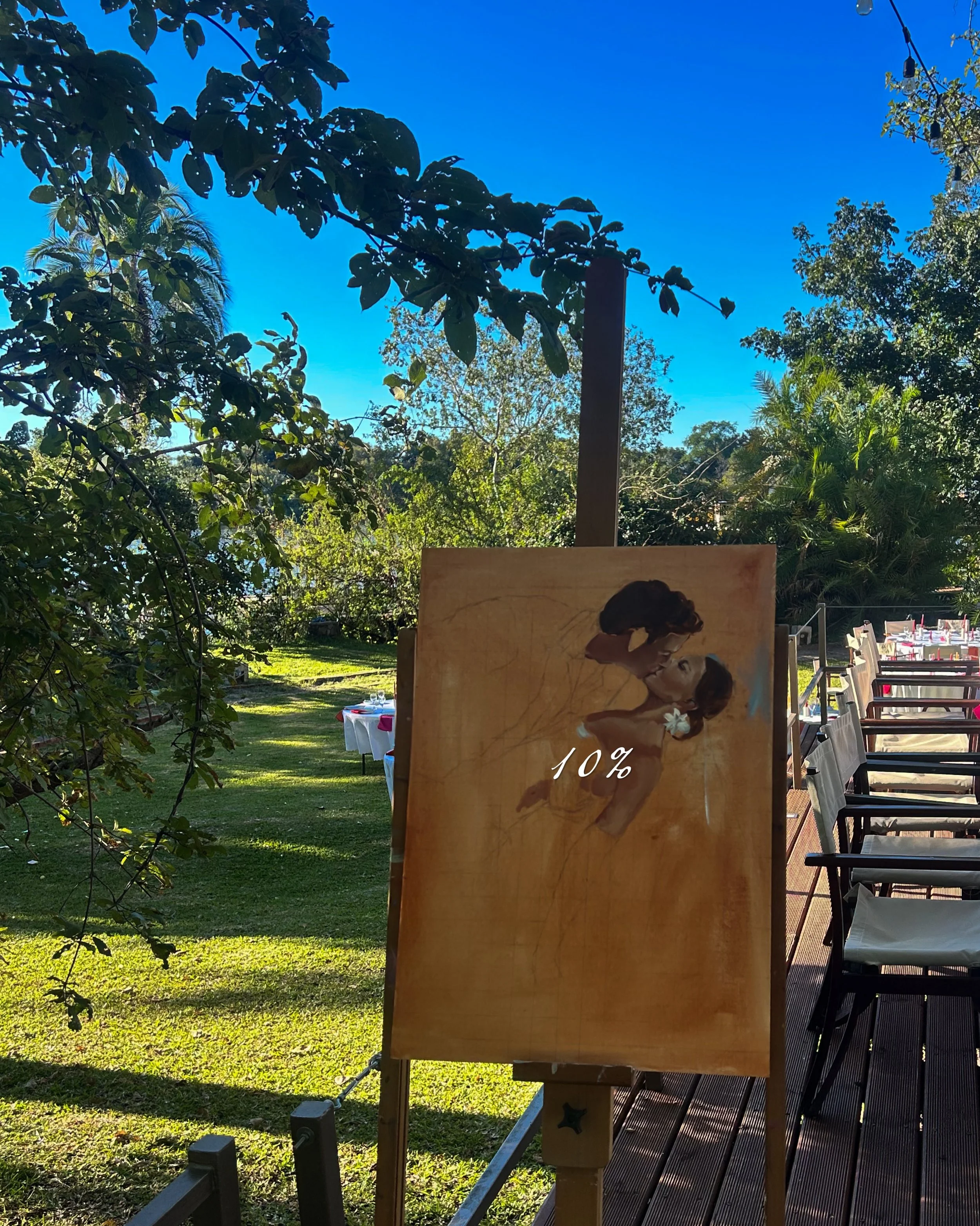 You already know me for watercolour guest portraits. This is something different. A live oil painting of the bride and groom!!!!!!! ✨ first of all such a beautiful couple! @gemmamusic_ and @cxnnor.mxc 🥹✨ such a privilege to create this painting whil