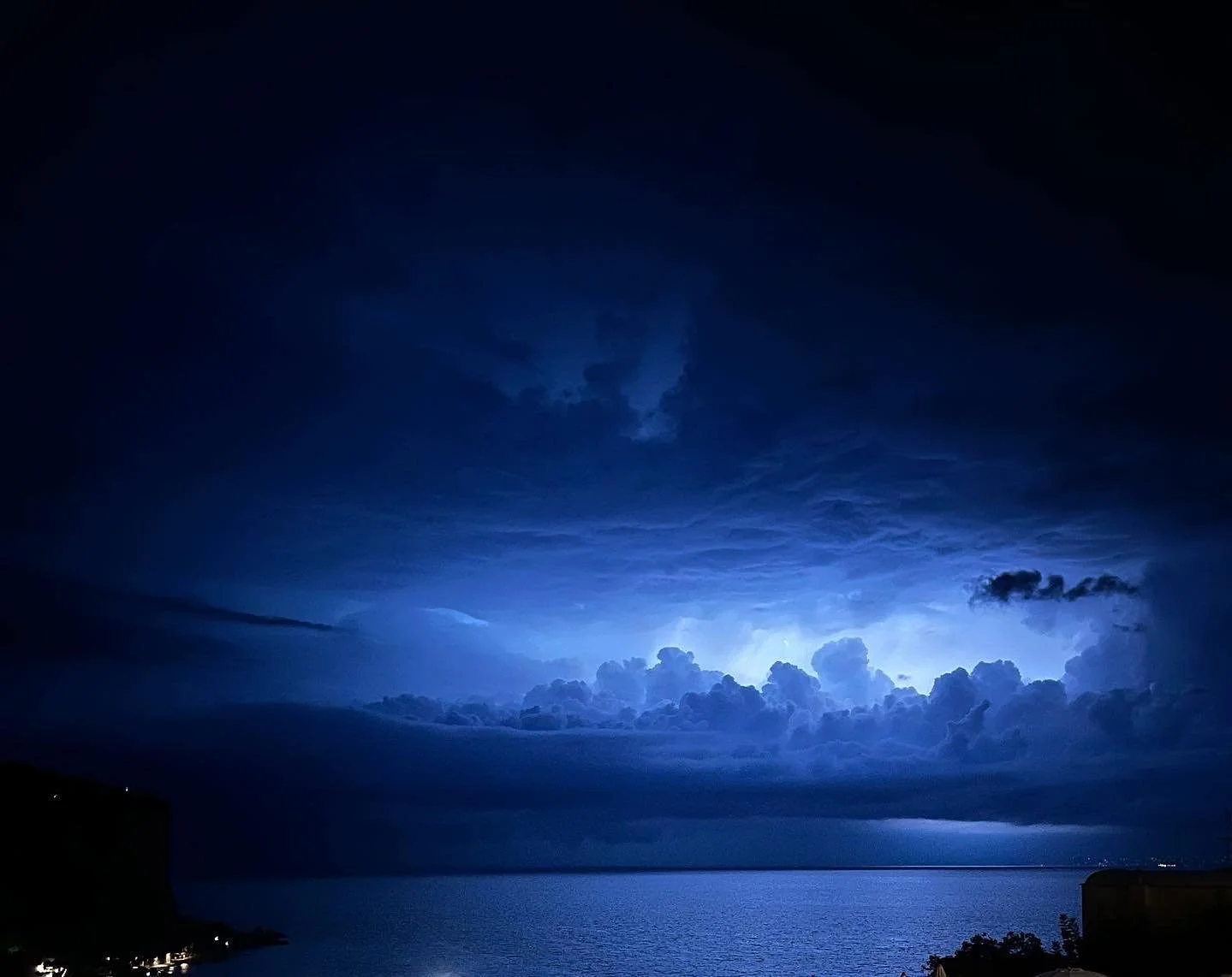 3:27am: Thunder clouds in Sorrento #nofilter 🌩✨