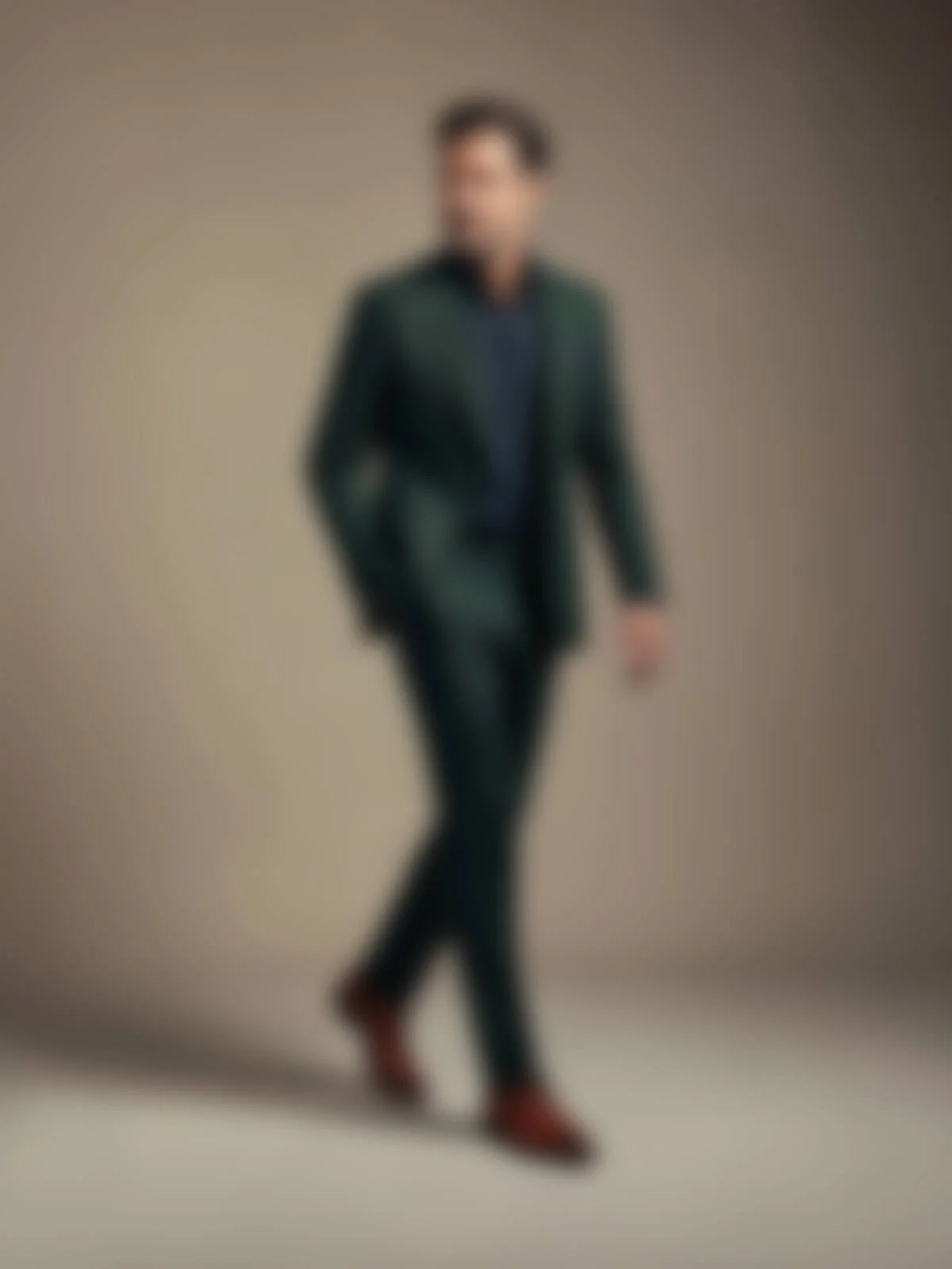 Ein verwischtes Foto eines Mannes in einem grünen Anzug, der vor neutralem Hintergrund steht und einen Schritt macht.