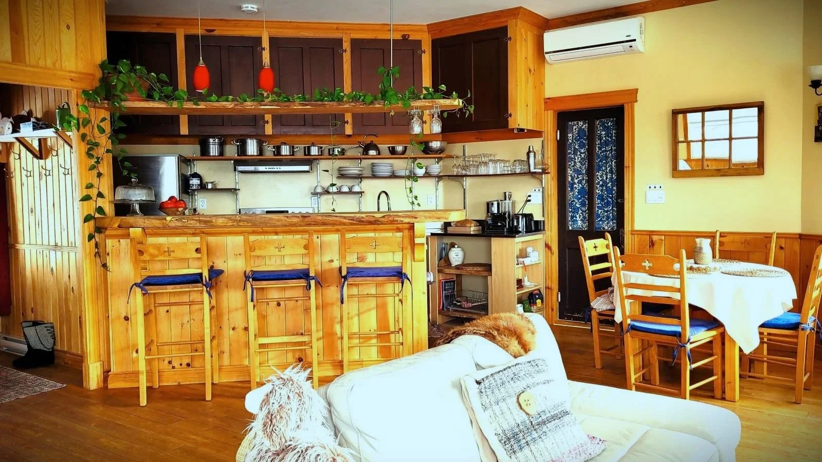 Cuisine, comptoir avec banc et table
