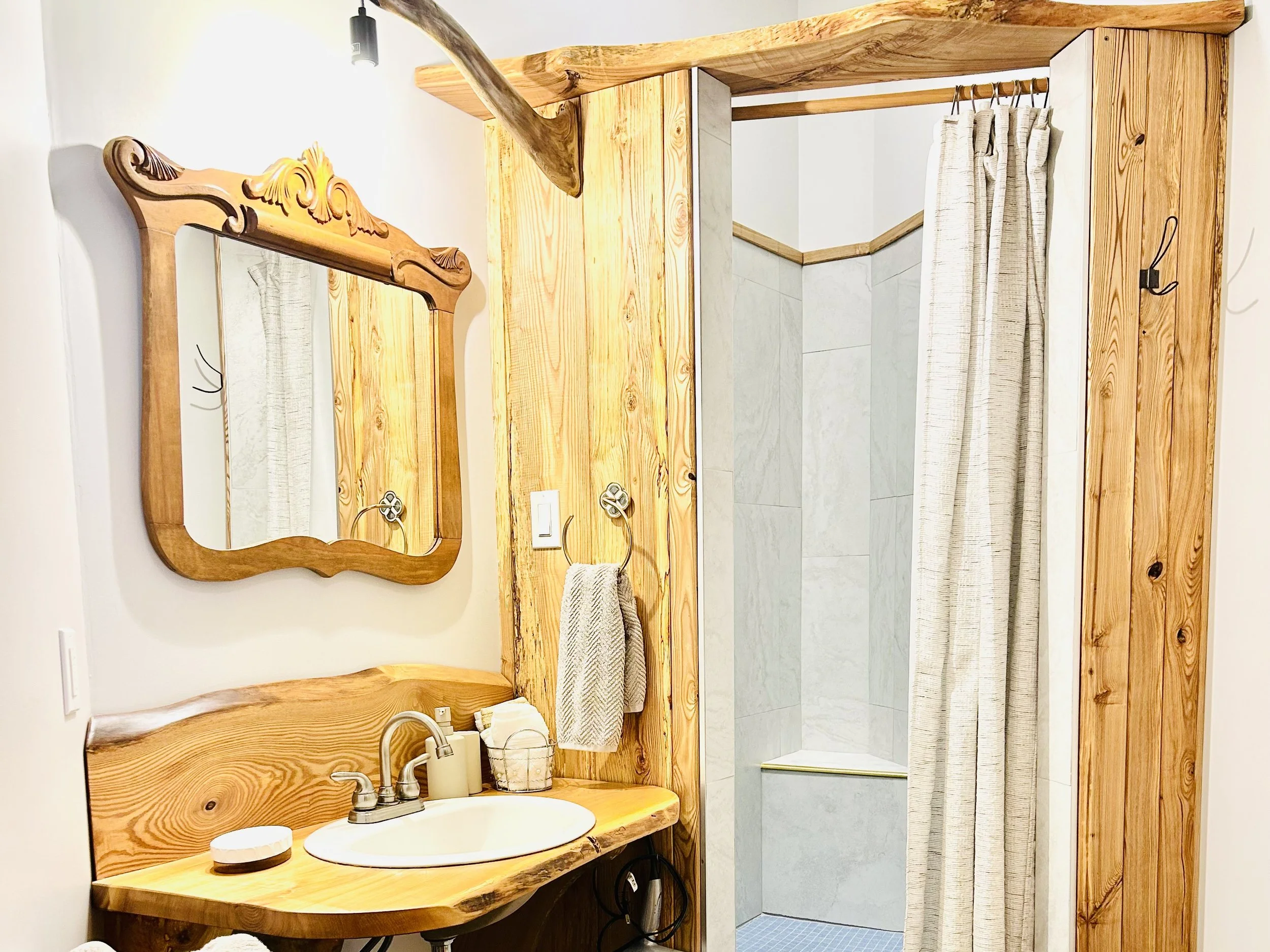 Magnifique salle de bain fait avec le bois de la ferme