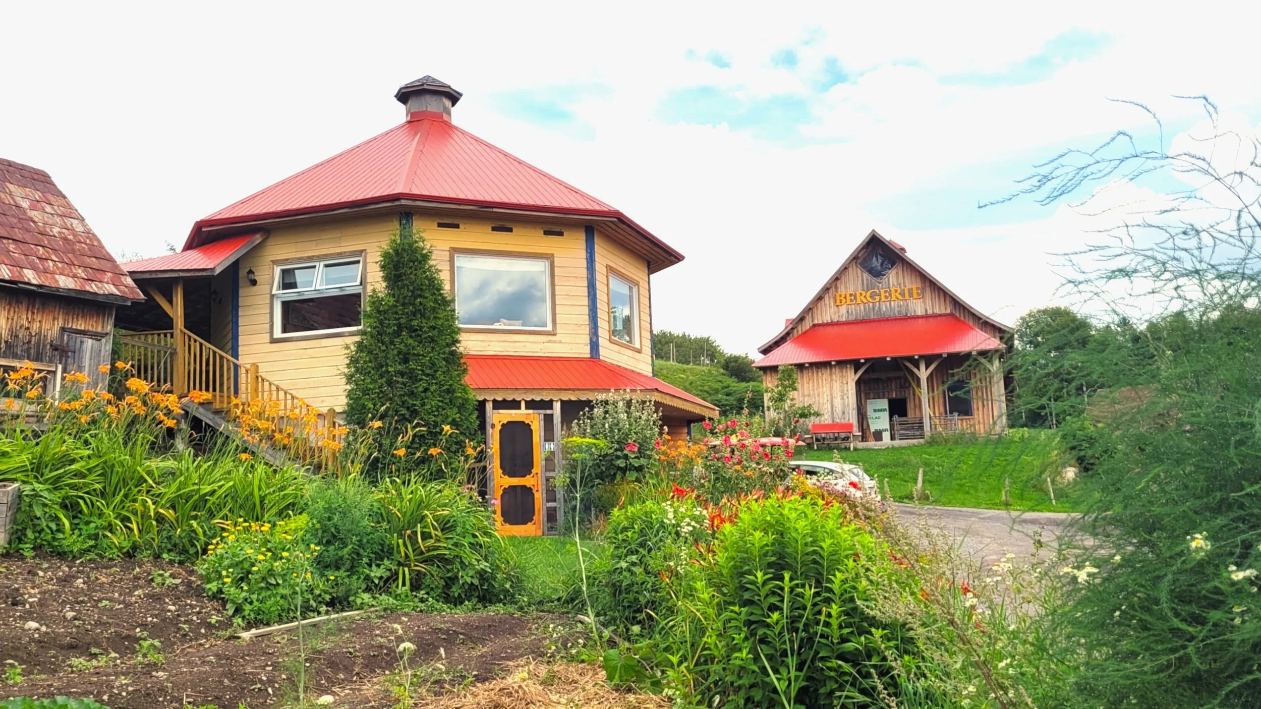 Le gîte, le jardin et la bergerie