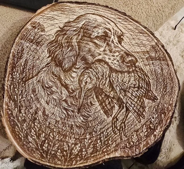 Gravure sur rondins de bois ( Chien de chasse )