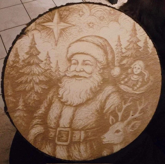 Gravure sur rondin de bois ( Père Noel )