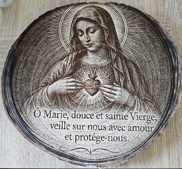 Gravure sur rondins de bois ( Sainte Vierge )