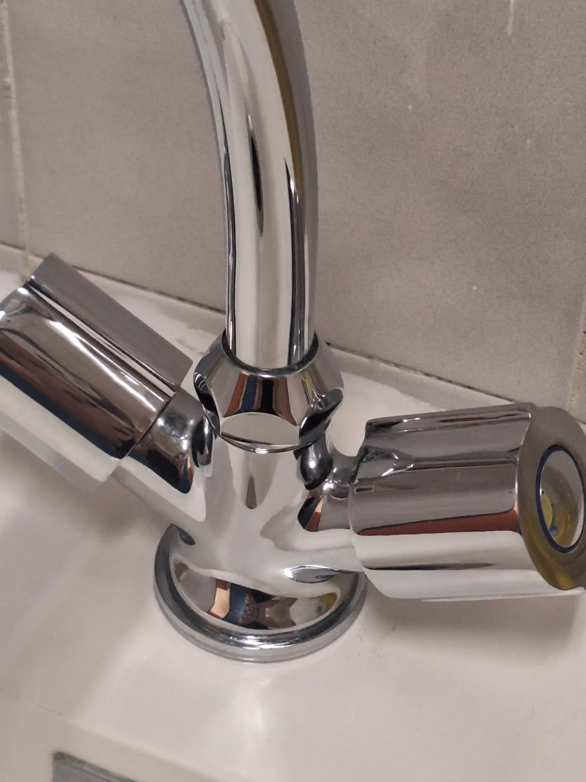 Robinetterie détartrée à Antibes après nettoyage en profondeur par Griffon Terre Verte