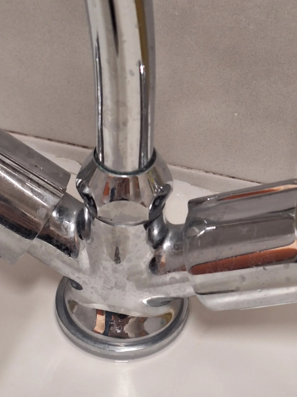 Robinetterie entartée avant intervention de Griffon Terre Verte à Antibes