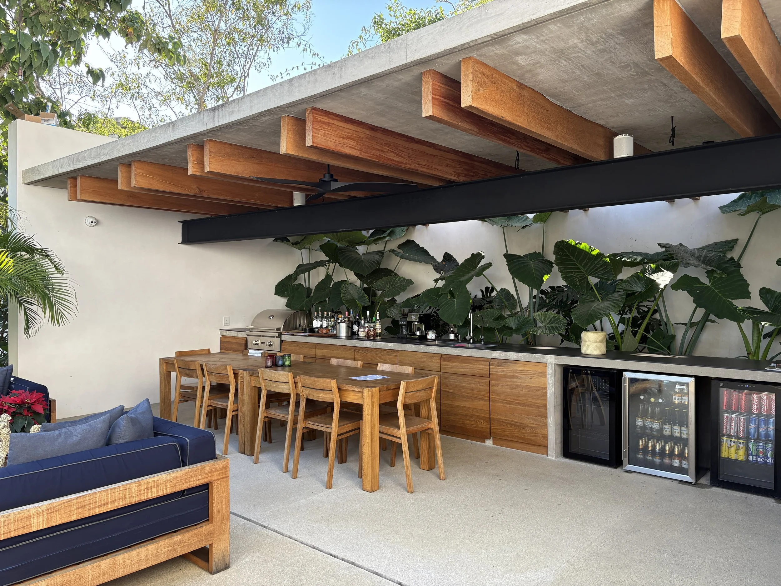 Shared space for dinning cooking or bar mixing. with an integrated garden behind the counter