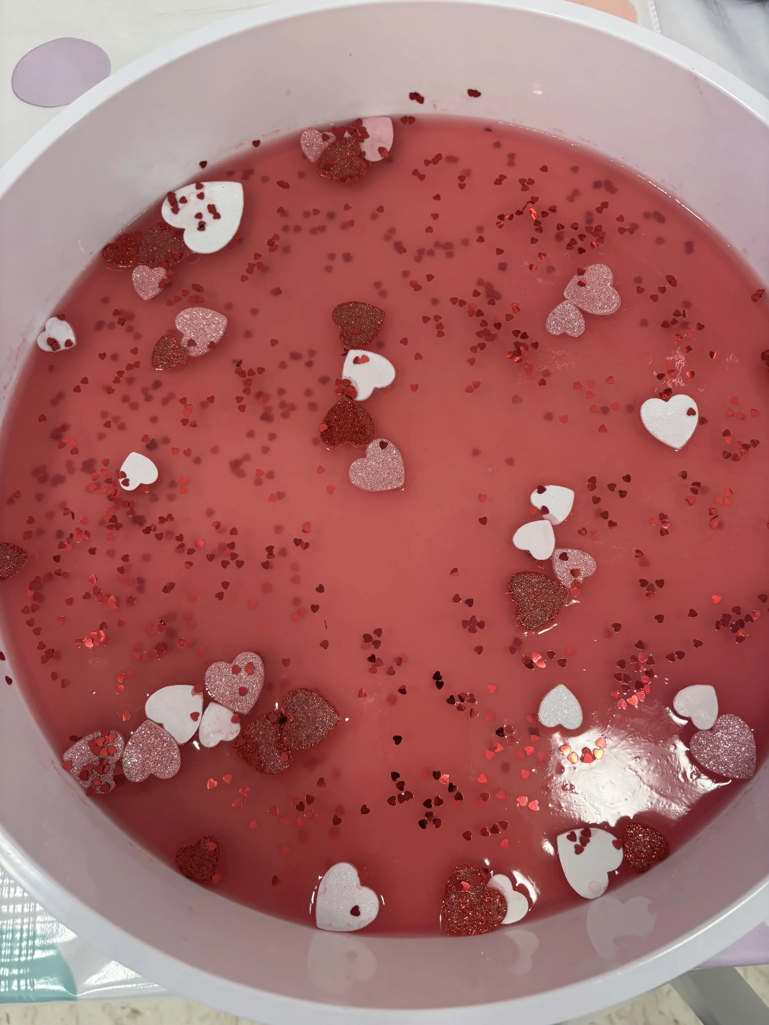 Natürliche und essbare Materialien im Sensory Play – warum uns Sicherheit und alle Sinne wichtig sind