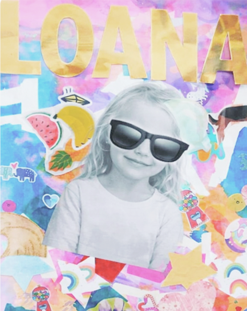 Schwarz-weißes Foto eines lachenden Mädchens mit langen Haaren, das dunkle Sonnenbrillen trägt, vor einem bunten, Collagen-artigen Hintergrund mit großen, goldenen Buchstaben, die LOANA sagen, sowie Fruchtsymbole, Regenbögen, Herzen und kleine Tiere.