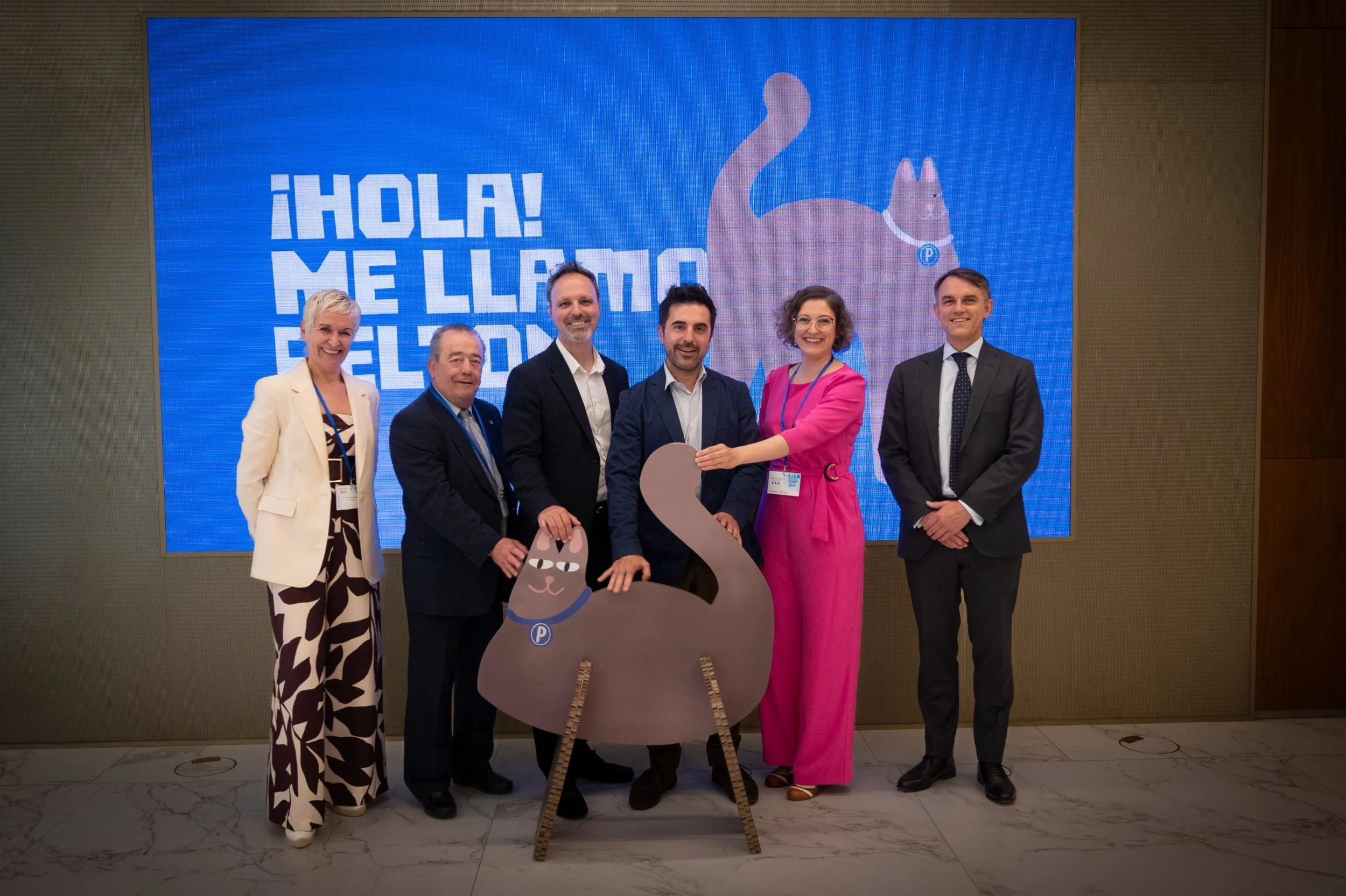 Pelton sigue su recorrido por las calles y, ahora, tambi&eacute;n por los eventos.
&nbsp;
Esta semana, la protagonista de nuestra #Misi&oacute;nAzul asisti&oacute; a los premios #PajaritasAzules, impulsados por ASPAPEL y REPACAR.
&nbsp;
All&iacute; c