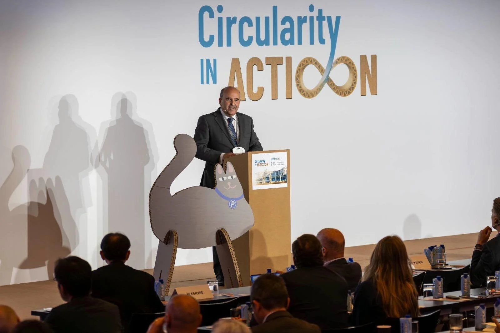 Pelton tambi&eacute;n se ha dejado ver en #FEFCO2026.
La protagonista de nuestra #Misi&oacute;nAzul estuvo en el summit &ldquo;Circularity in Action&rdquo;, un punto de encuentro para seguir pensando el futuro de los envases desde la innovaci&oacute;