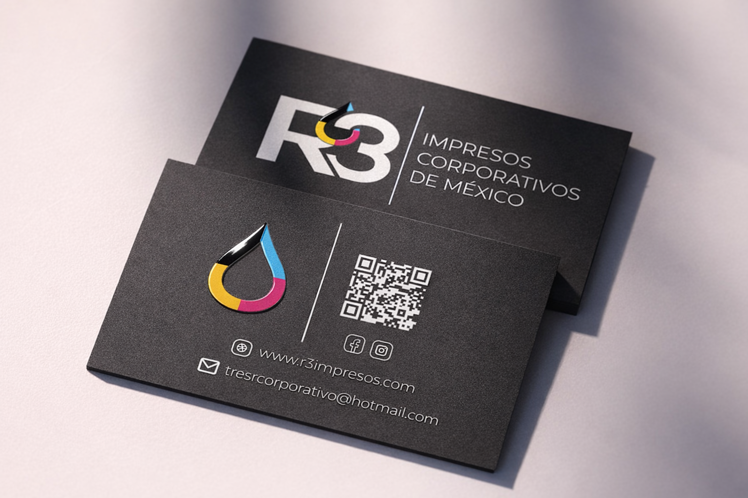 Tarjetas de presentación en negro con logotipo colorido, mostrando información de contacto y redes sociales para una imprenta en México.