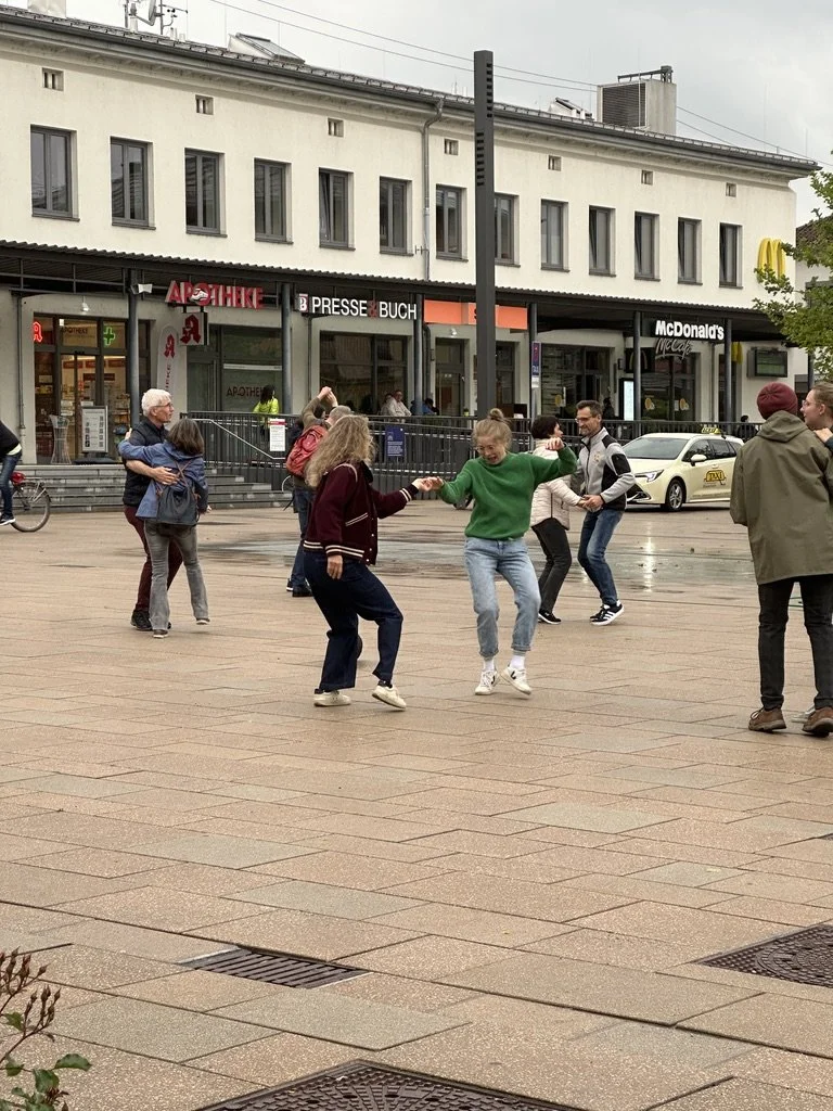 rosyhoppers-flashmob-im-regen-bahnhof Ida.jpeg