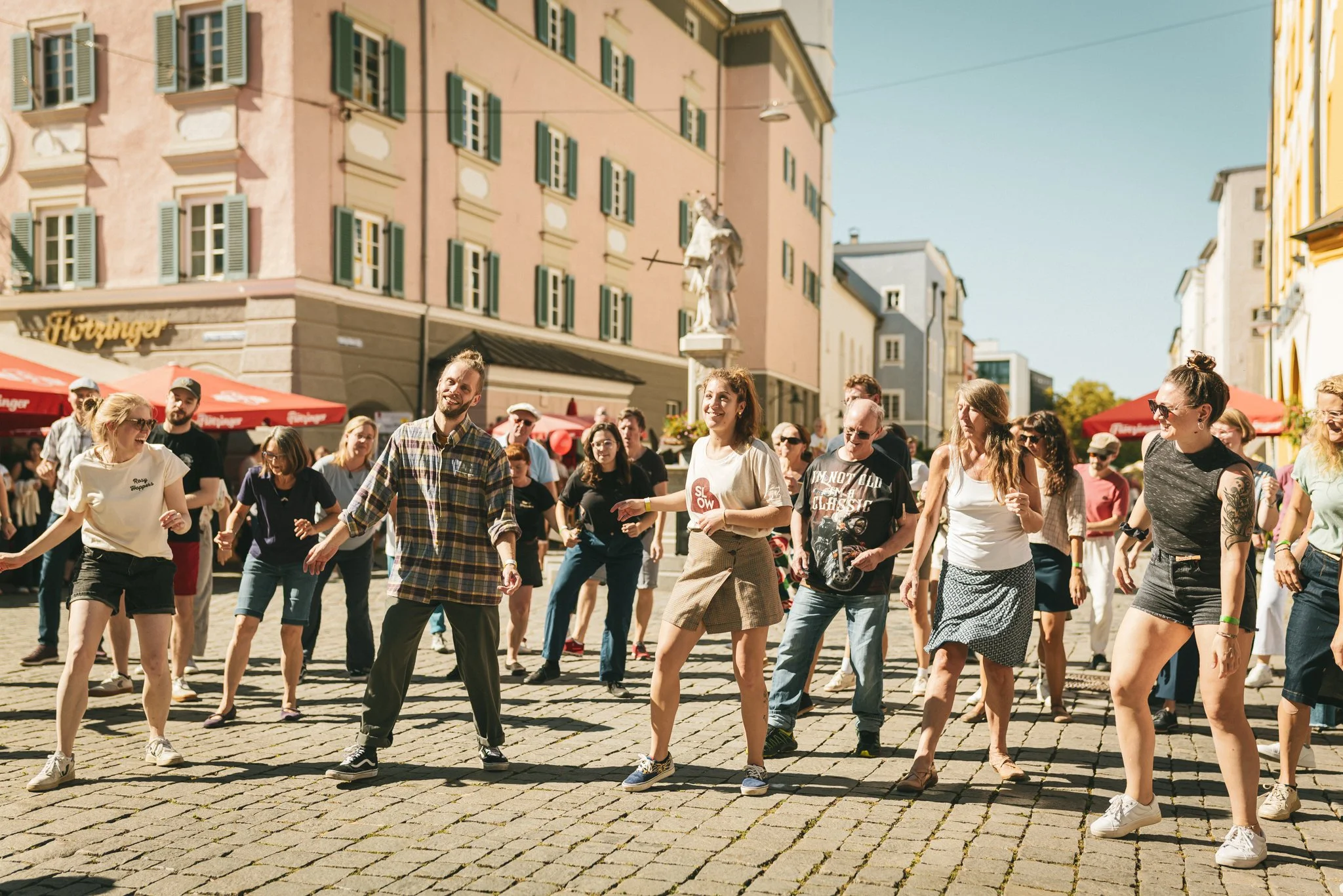 Web_93rosyhoppers-flashmob-rosenheim-happy Ida.jpg