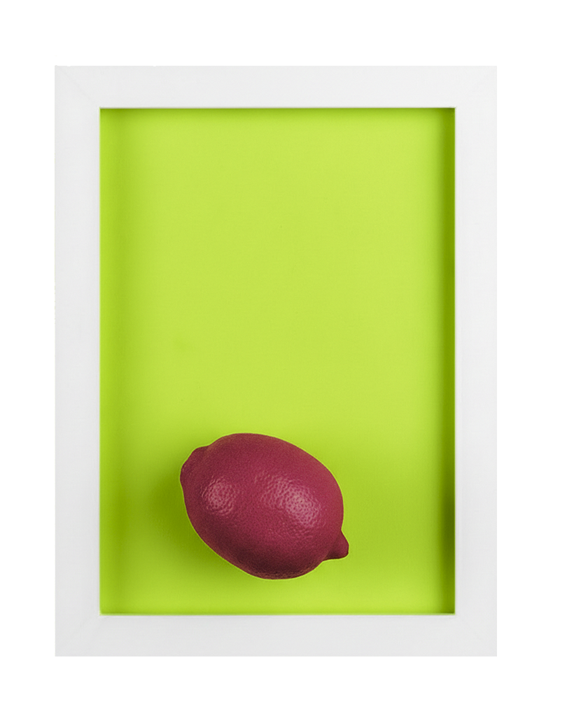 Um limão rosa (toranja rosa) em uma bandeja branca com fundo verde-limão.