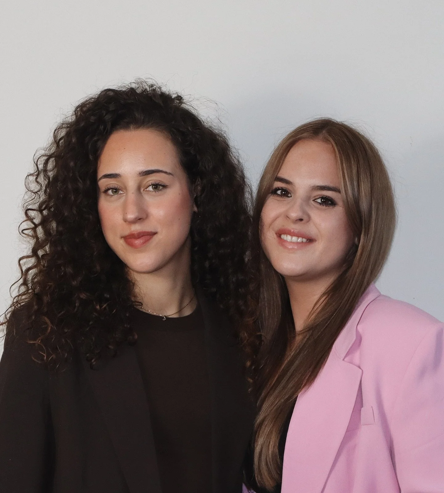 ✨Dit is waarom wij begonnen✨
We zijn net gestart en brengen al onze kennis van de afgelopen jaren samen. Spannend, maar we geloven dat creativiteit een proces is. Bij ReSocials geldt: denken voor maken. Brainstorms die lang duren.
Keuzes die misschie