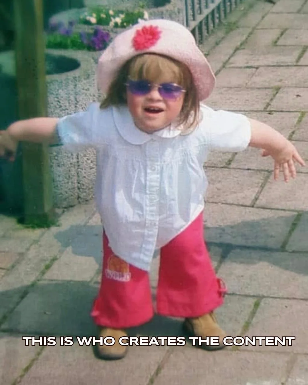 Ook al zijn we maar met z&rsquo;n twee&euml;n, we kunnen deze trend natuurlijk niet missen😉 &ldquo;In case you were wondering, this is who&rsquo;s behind ReSocials&rdquo;