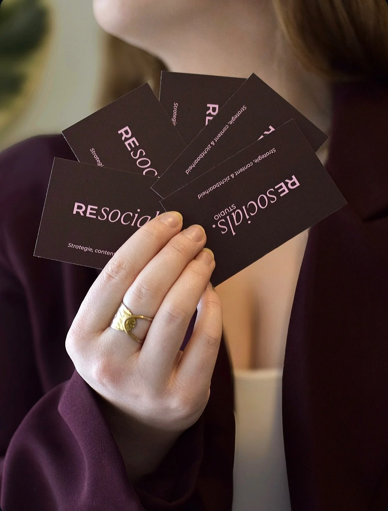 Digital first, but never forget the impact of a handshake. 🤝

Met wie gaan we dit kwartaal om de tafel? Stuur een DM voor een afspraak. 🖋️✨

#Branding #BusinessGrowth #Networking #ModernBusiness #noordholland