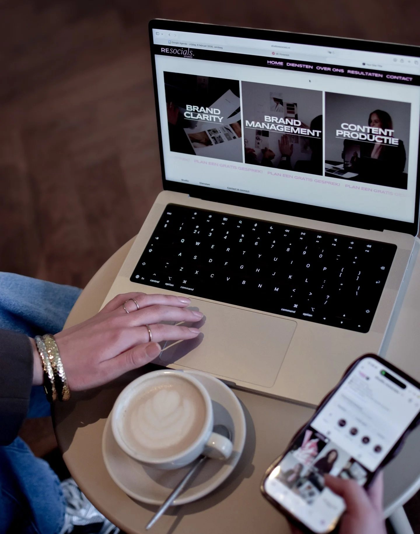 BRAINSTORM SESSIE 💭 |  Sparren over strategie, positionering en groei.

BRAND POSITIONERING ✨ | De basis: focus, strategie en een sterk merkverhaal.

MAANDELIJKSE CONTENT SHOOT 📸 | Beeld dat verkoopt: professionele shoots &amp; reels.

#socialmedia