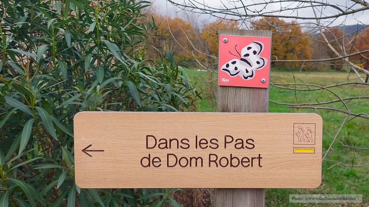 Signpost for the walk 'Dans les Pas de Dom Robert' or 'In the footsteps of Dom Robert'.