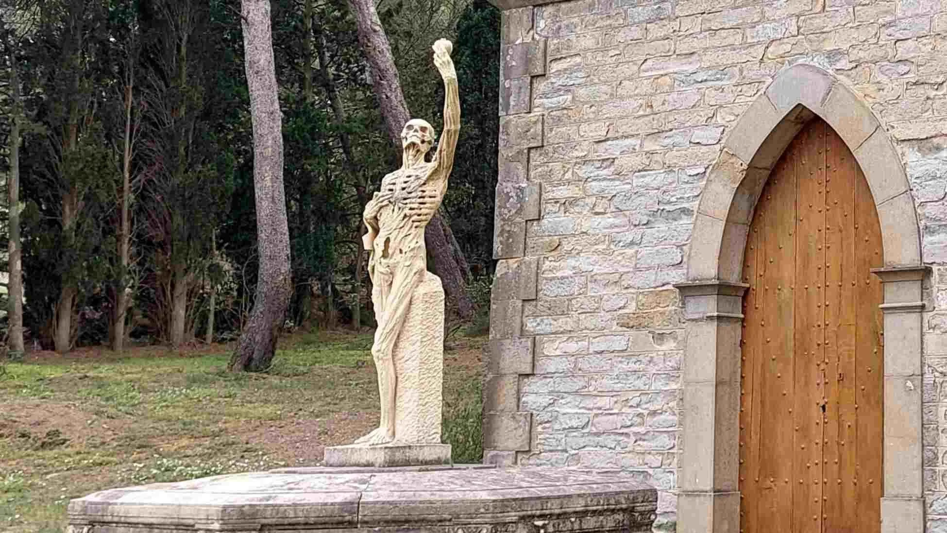 A DRAMATIC TOMB FOR A FORGOTTEN PLAYWRIGHT / With a poet’s eye for drama, Henry Bataille knew exactly how he wanted to be buried. Although his dramatic output has passed into oblivion, his tomb is unforgettable. It may even give you nightmares.