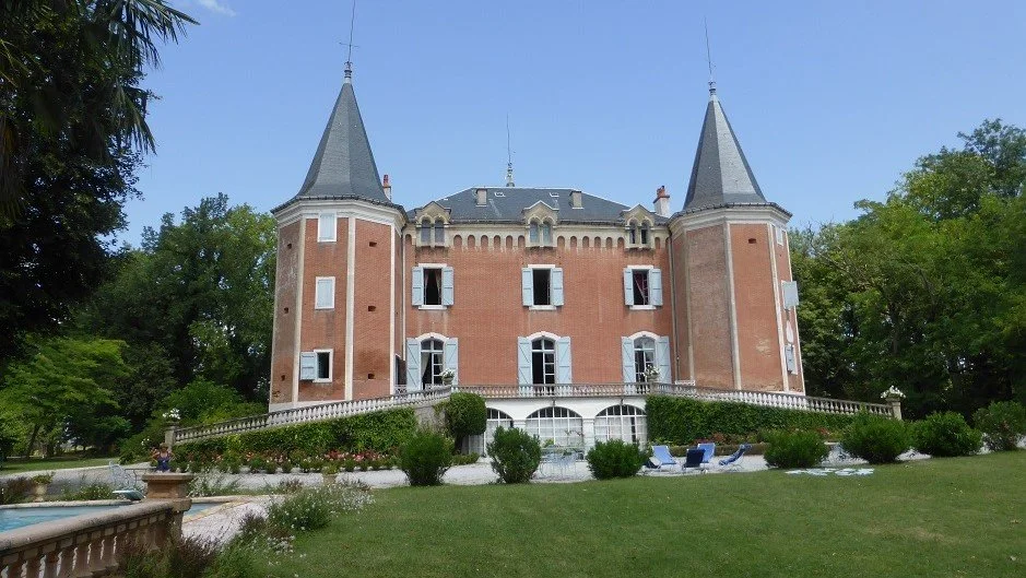 WHO WERE THE TWO ‘GERMAN’ SOLDIERS BURIED AT THE CHÂTEAU DE GARREVAQUES? / One day, the owner of the Château de Garrevaques shared a memory from her childhood: a few years after the end of the Second World War, the German army came and disinterred tw