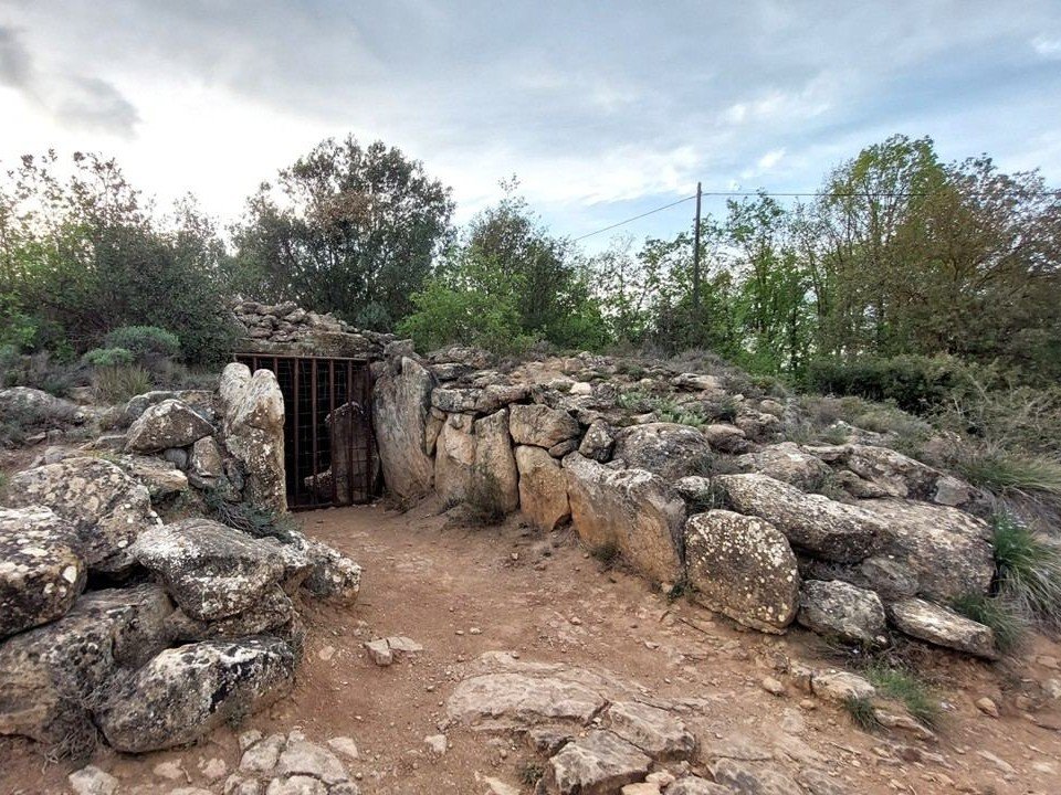 Dolmen de Llanera, Lleida, Spain