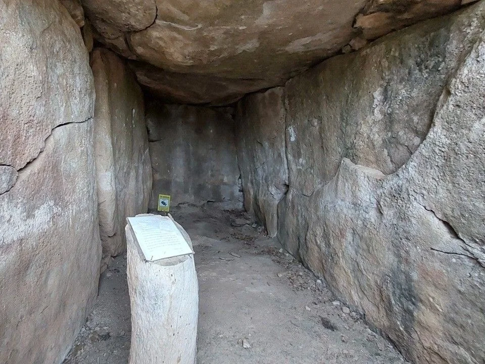 Dolmen de Llanera interior
